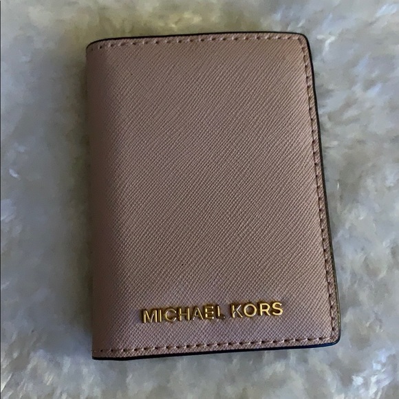 Michael Kors Accessories - 📌2/$60📌 Michael Kors portable charging case